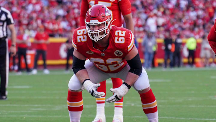 Kansas City Chiefs offensive lineman Joe Thuney (62) lines up against the Chicago Bears at Arrowhead Stadium