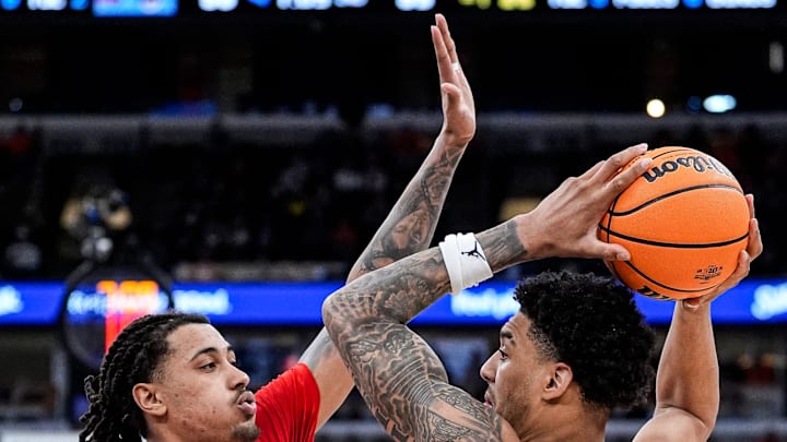 Michigan forward Yaxel Lendeborg (23) looks to pass against Ohio State forward Devin Royal (21) during the second half of Big Ten tournament quarterfinal at United Center in Chicago on Friday, March 13, 2026.