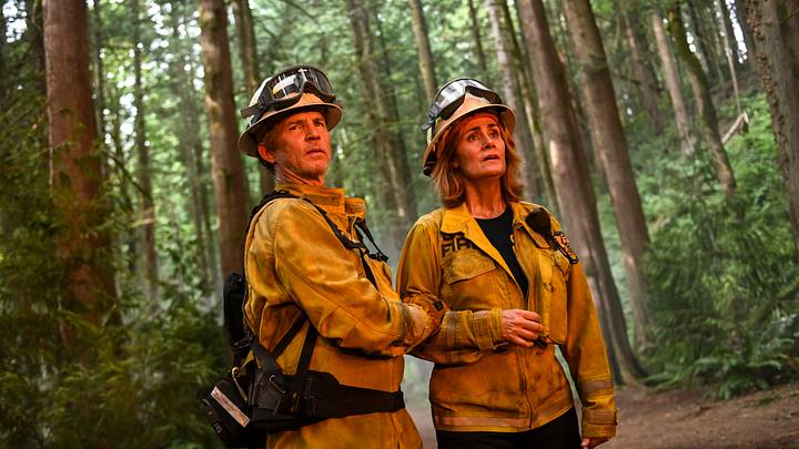 “Not a Stray” – Fire Country. Pictured (L-R): Shawn Hatosy as Brett Richards and Diane Farr as Sharon Leone. Photo: Sergei Bachlakov/CBS ©2025 CBS Broadcasting, Inc. All Rights Reserved.