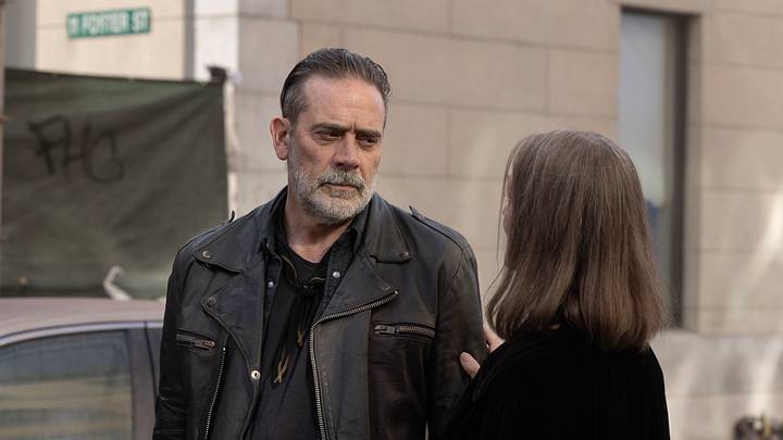 Jeffrey Dean Morgan as Negan, Lisa Emery as The Dama - The Walking Dead: Dead City _ Season 2, Episode 4 - Photo Credit: Robert Clark/AMC Jeffrey Dean Morgan as Negan, Lisa Emery as The Dama - The Walking Dead: Dead City _ Season 2, Episode 4 - Photo Credit: Robert Clark/AMC