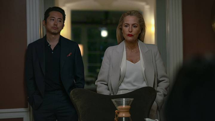 ANIMALS. (L to R) Steven Yeun as Sam and Gillian Anderson as Dayle in Animals. Cr. Warrick Page/Netflix © 2026.