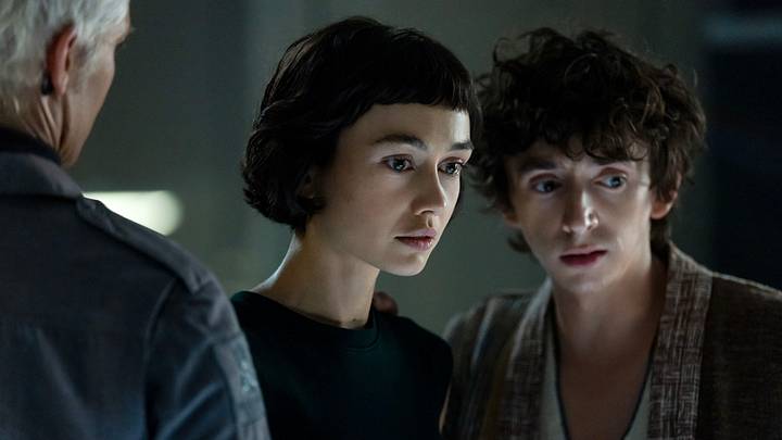 Sydney Chandler as Wendy, Samuel Blenkin as Boy Kavalier in Alien: Earth episode 7, “Emergence.” CR: Patrick Brown/FX Sydney Chandler as Wendy, Samuel Blenkin as Boy Kavalier in Alien: Earth episode 7, “Emergence.” CR: Patrick Brown/FX