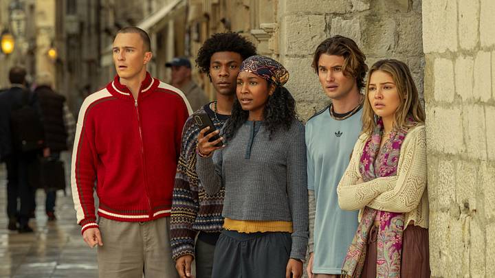 Outer Banks. (L to R) Drew Starkey as Rafe, Jonathan Daviss as Pope, Carlacia Grant as Cleo, Chase Stokes as John B, Madelyn Cline as Sarah Cameron in episode 502 of Outer Banks. Cr. Jackson Lee Davis/Netflix © 2026