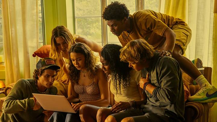 Outer Banks. (L to R) Chase Stokes as John B, Madelyn Cline as Sarah Cameron, Madison Bailey as Kiara, Carlacia Grant as Cleo, Jonathan Daviss as Pope, Rudy Pankow as JJ in episode 401 of Outer Banks. Cr. Jackson Lee Davis/Netflix © 2024