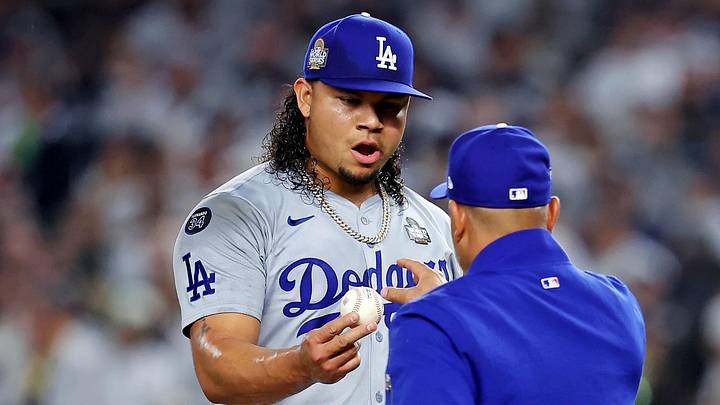 Los Angeles Dodgers manager Dave Roberts (30) relieves pitcher Brusdar Graterol (48) 