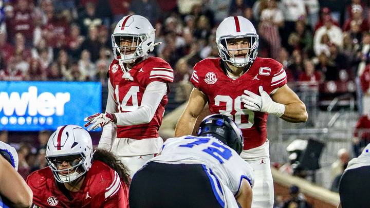 Oklahoma linebacker Owen Heinecke prepares for a snap against Kentucky.