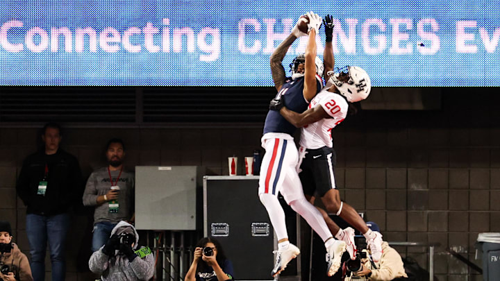 Arizona Wildcats WR Tetairoa McMillan catches a touchdown during the first quarter against the Houston Cougars.