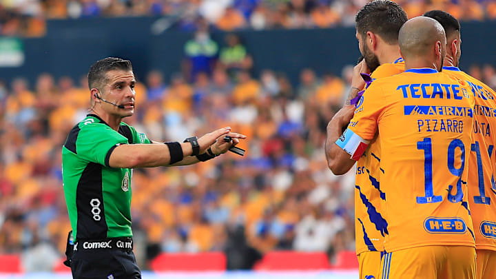 El árbitro provocó una jugada controversial en el Tigres v América