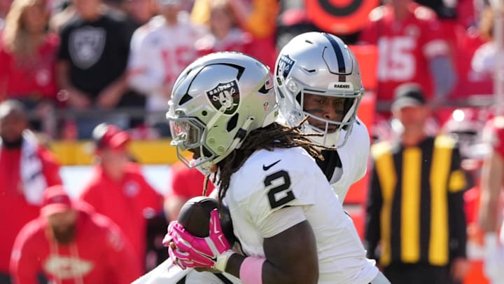 Oct 19, 2025; Kansas City, Missouri, USA; Las Vegas Raiders quarterback Geno Smith (7) hands the ball to Las Vegas Raiders running back Ashton Jeanty (2) against the Kansas City Chiefs during the second quarter of the game at GEHA Field at Arrowhead Stadium. Mandatory Credit: Denny Medley-Imagn Images Oct 19, 2025; Kansas City, Missouri, USA; Las Vegas Raiders quarterback Geno Smith (7) hands the ball to Las Vegas Raiders running back Ashton Jeanty (2) against the Kansas City Chiefs during the second quarter of the game at GEHA Field at Arrowhead Stadium. Mandatory Credit: Denny Medley-Imagn Images