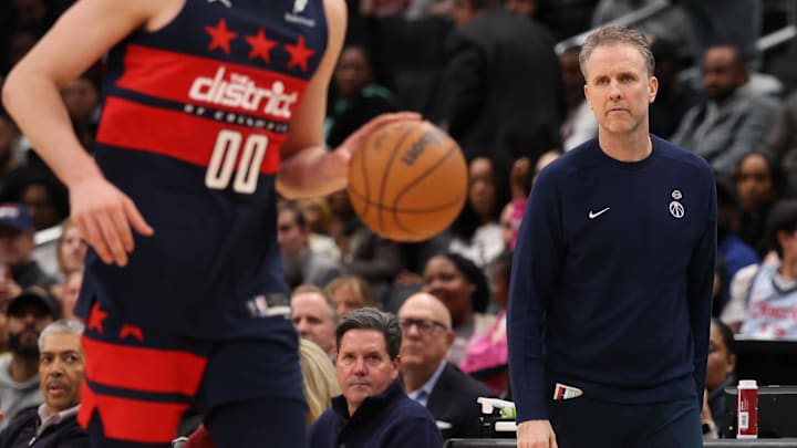 Apr 2, 2025; Washington, District of Columbia, USA; Washington Wizards head coach Brian Keefe (R) looks on from the bench against the Sacramento Kings in the second half at Capital One Arena. Mandatory Credit: Geoff Burke-Imagn Images Apr 2, 2025; Washington, District of Columbia, USA; Washington Wizards head coach Brian Keefe (R) looks on from the bench against the Sacramento Kings in the second half at Capital One Arena. Mandatory Credit: Geoff Burke-Imagn Images
