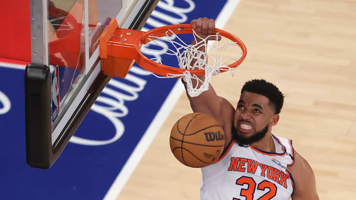 New York Knicks center Karl-Anthony Towns dunks against Indiana Pacers forward Jarace Walker. Mandatory Credit: Brad Penner-Imagn Images