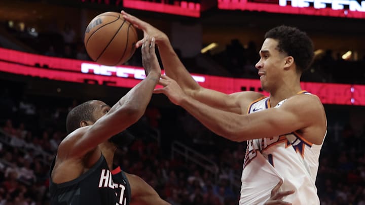 Jan 5, 2026; Houston, Texas, USA; Phoenix Suns forward Oso Ighodaro (11) passes against Houston Rockets forward Kevin Durant (7) in the third quarter at Toyota Center. Mandatory Credit: Thomas Shea-Imagn Images Jan 5, 2026; Houston, Texas, USA; Phoenix Suns forward Oso Ighodaro (11) passes against Houston Rockets forward Kevin Durant (7) in the third quarter at Toyota Center. Mandatory Credit: Thomas Shea-Imagn Images
