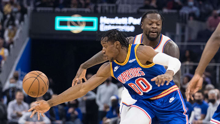 Feb 10, 2022; San Francisco, California, USA;  Golden State Warriors forward Jonathan Kuminga (00) dispossess New York Knicks forward Julius Randle (30) during the first half at Chase Center. Mandatory Credit: John Hefti-Imagn Images