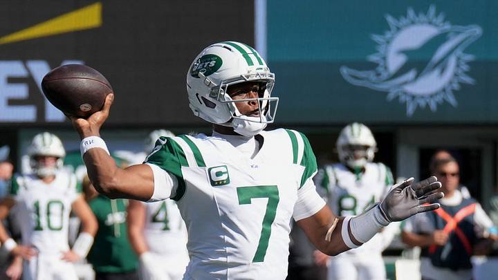 Oct 25, 2026; East Rutherford, New Jersey, USA;  New York Jets quarterback Geno Smith (7) throws a pass against the Miami Dolphins during the second quarter at MetLife Stadium.  Mandatory Credit: Robert Deutsch-Imagn Images