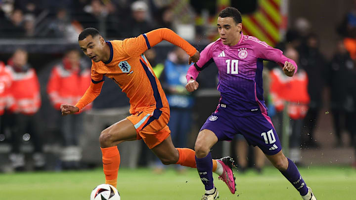 Cody Gakpo im Duell mit Jamal Musiala