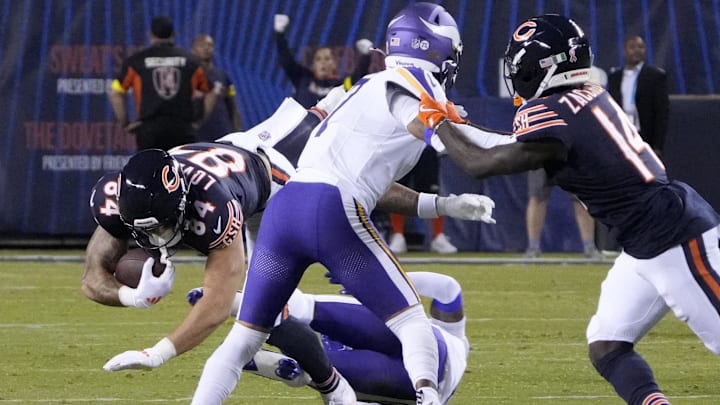Bears tight end Colston Loveland (84) makes a catch against the Vikings in Week 1.