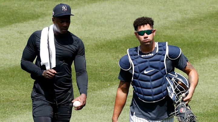 Los ex jugadores de Yankees Aroldis Chapman y Gary Sánchez siguen disponibles en el mercado