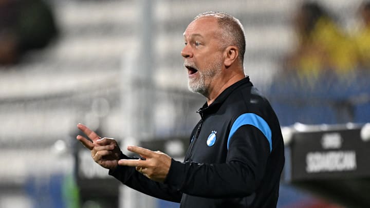 Mano Menezes tem dor de cabeça na lateral direita do Grêmio