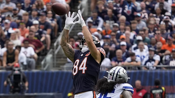 Bears tight end Colston Loveland (84) makes a catch against the Cowboys in Week 3.