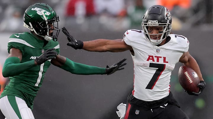 Dec 3, 2023; East Rutherford, New Jersey, USA; Atlanta Falcons running back Bijan Robinson (7) runs