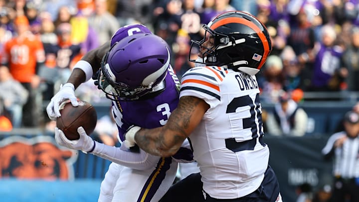 Jonathan Owens attempts to bring down Vikings receiver Jordan Addison last season.