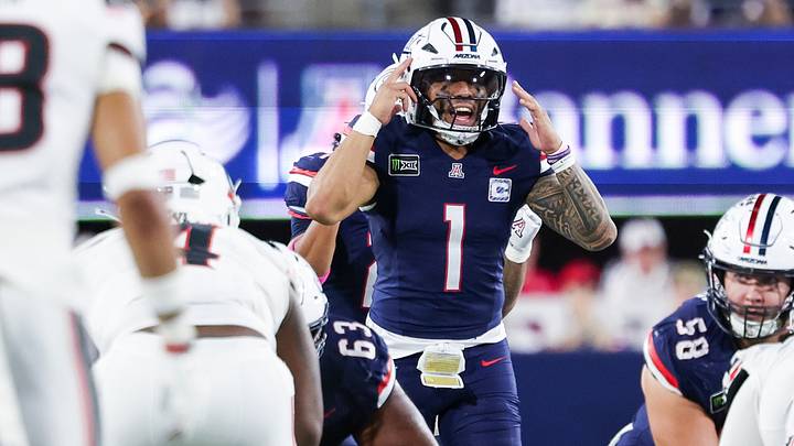 Oct 3, 2026; Tucson, Arizona, USA; Arizona Wildcats quarterback Noah Fifita (1) talks to teammates before the punt during the fourth quarter of the game against the Cincinnati Bearcats at Casino Del Sol Stadium. Mandatory Credit: Aryanna Frank-Imagn Images Oct 3, 2026; Tucson, Arizona, USA; Arizona Wildcats quarterback Noah Fifita (1) talks to teammates before the punt during the fourth quarter of the game against the Cincinnati Bearcats at Casino Del Sol Stadium. Mandatory Credit: Aryanna Frank-Imagn Images