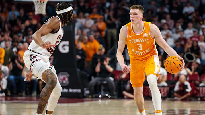 South Carolina basketball wing Zach Davis defending Tennessee's Dalton Knecht