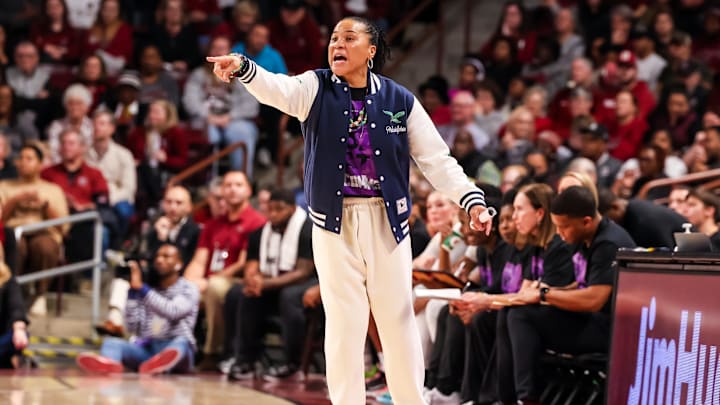 Jan 19, 2025; Columbia, South Carolina, USA; South Carolina Gamecocks head coach Dawn Staley directs her team against the Oklahoma Sooners in the first half at Colonial Life Arena. Mandatory Credit: Jeff Blake-Imagn Images Jan 19, 2025; Columbia, South Carolina, USA; South Carolina Gamecocks head coach Dawn Staley directs her team against the Oklahoma Sooners in the first half at Colonial Life Arena. Mandatory Credit: Jeff Blake-Imagn Images