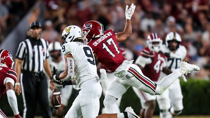 Sep 13, 2025; Columbia, South Carolina, USA; South Carolina Gamecocks linebacker Justin Okoronkwo (17) defends on an incomplete pass to Vanderbilt Commodores tight end Eli Stowers (9) in the second quarter at Williams-Brice Stadium. Mandatory Credit: Jeff Blake-Imagn Images