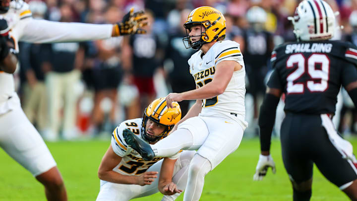 Nov 16, 2024; Columbia, South Carolina, USA; Missouri Tigers place kicker Blake Craig (19) kicks a field goal against the South Carolina Gamecocks in the first quarter at Williams-Brice Stadium. Mandatory Credit: Jeff Blake-Imagn Images Nov 16, 2024; Columbia, South Carolina, USA; Missouri Tigers place kicker Blake Craig (19) kicks a field goal against the South Carolina Gamecocks in the first quarter at Williams-Brice Stadium. Mandatory Credit: Jeff Blake-Imagn Images