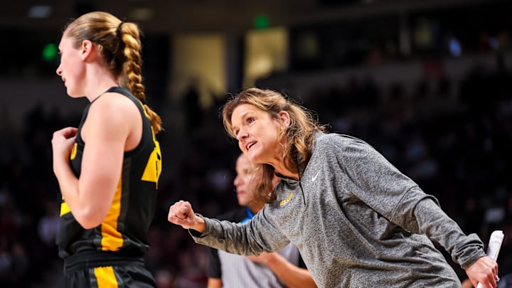 Feb 8, 2024; Columbia, South Carolina, USA; Missouri Tigers head coach Robin Pingeton directs Missouri Tigers guard Abbey Schreacke (23) in the second half at Colonial Life Arena. Mandatory Credit: Jeff Blake-Imagn Images Feb 8, 2024; Columbia, South Carolina, USA; Missouri Tigers head coach Robin Pingeton directs Missouri Tigers guard Abbey Schreacke (23) in the second half at Colonial Life Arena. Mandatory Credit: Jeff Blake-Imagn Images