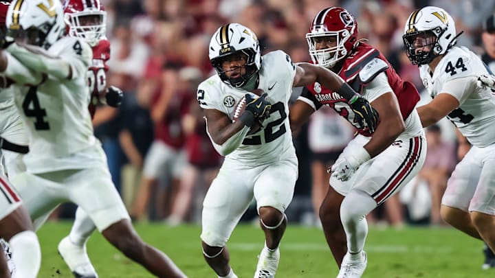 Sep 13, 2025; Columbia, South Carolina, USA; Vanderbilt Commodores running back Makhilyn Young (22) rushes against the South Carolina Gamecocks in the second half at Williams-Brice Stadium. Mandatory Credit: Jeff Blake-Imagn Images Sep 13, 2025; Columbia, South Carolina, USA; Vanderbilt Commodores running back Makhilyn Young (22) rushes against the South Carolina Gamecocks in the second half at Williams-Brice Stadium. Mandatory Credit: Jeff Blake-Imagn Images