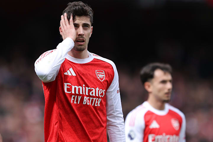 凯·哈弗茨捂头。