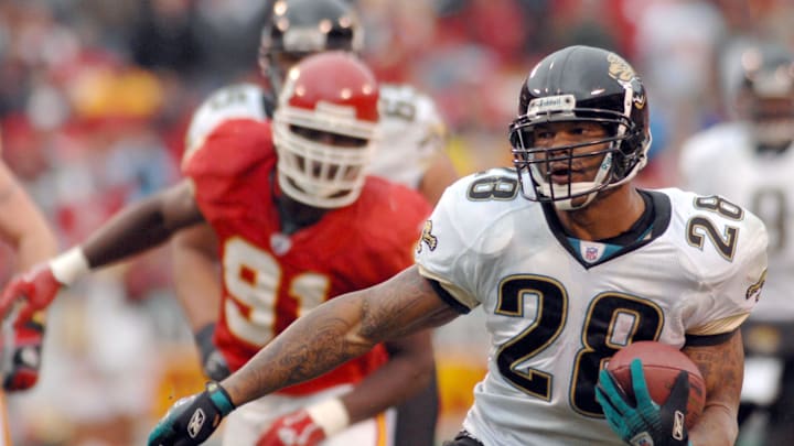 Dec 31, 2006: Kansas City, MO, USA: Jacksonville Jaguars running back (28) Fred Taylor runs for a touchdown in the second quarter as Kansas City Chiefs defensive end (91) Tamba Hali attempts coverage at Arrowhead Stadium in Kansas City, MO.  Mandatory Credit: Denny Medley - Imagn Images Copyright (c) Denny Medley


