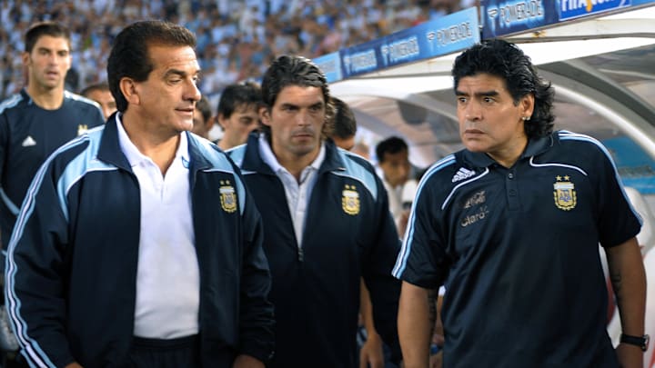 Maradona y a su espalda Mancuso, su colaborador en aquel momento. Maradona y a su espalda Mancuso, su colaborador en aquel momento.