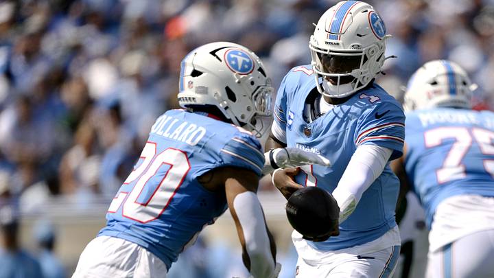Sep 13, 2026; Nashville, Tennessee, USA; Tennessee Titans quarterback Cam Ward (1) hands the ball off to running back Tony Pollard (20) against the New York Jets during the first quarter at Nissan Stadium. Mandatory Credit: Steve Roberts-Imagn Images Sep 13, 2026; Nashville, Tennessee, USA; Tennessee Titans quarterback Cam Ward (1) hands the ball off to running back Tony Pollard (20) against the New York Jets during the first quarter at Nissan Stadium. Mandatory Credit: Steve Roberts-Imagn Images