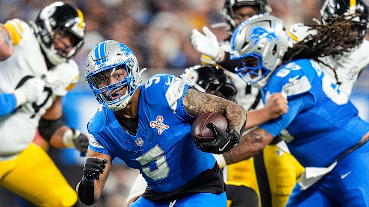 Detroit Lions running back David Montgomery (5) runs against Pittsburgh Steelers during the first half at Ford Field in Detroit on Sunday, Dec. 21, 2025.