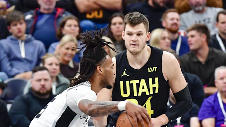Nov 26, 2024; Salt Lake City, Utah, USA; Utah Jazz center Walker Kessler (24) defends San Antonio Spurs guard Stephon Castle (5) during the first half at the Delta Center. Mandatory Credit: Christopher Creveling-Imagn Images Nov 26, 2024; Salt Lake City, Utah, USA; Utah Jazz center Walker Kessler (24) defends San Antonio Spurs guard Stephon Castle (5) during the first half at the Delta Center. Mandatory Credit: Christopher Creveling-Imagn Images