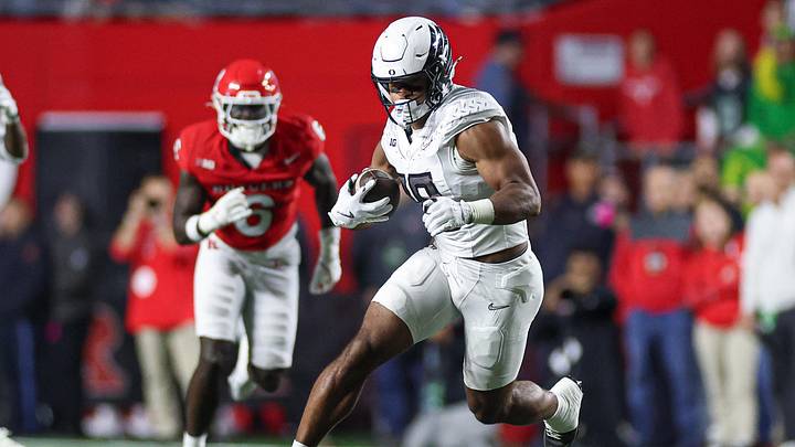 Oregon Ducks tight end Kenyon Sadiq (18) gains yards after catch during the first half against the Rutgers Scarlet Knights at SHI Stadium. Oregon Ducks tight end Kenyon Sadiq (18) gains yards after catch during the first half against the Rutgers Scarlet Knights at SHI Stadium.