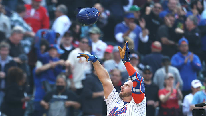 Pete Alonso celebrated by imitating Stephen Curry's shot before reaching home plate following a walk-off home run on May 19, 2022