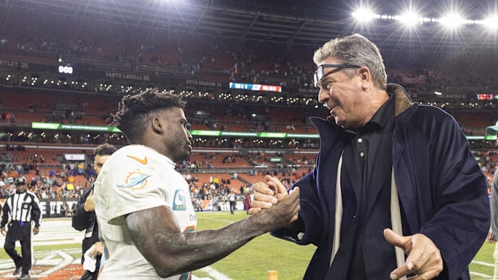 Former Miami Dolphins quarterback Dan Marino shakes hands with wide receiver Tyreek Hill (10) after the game against the Cleveland Browns at Huntington Bank Field. Former Miami Dolphins quarterback Dan Marino shakes hands with wide receiver Tyreek Hill (10) after the game against the Cleveland Browns at Huntington Bank Field.