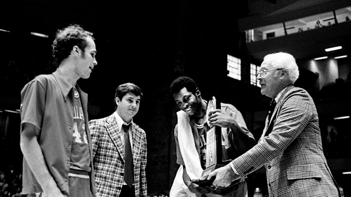 Indiana coach Bobby Knight, second from left, looks on as senior John Ritter.