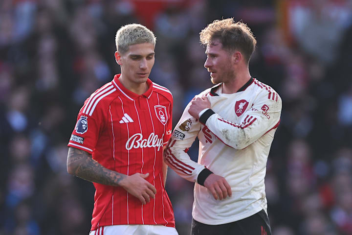 อเล็กซิส แม็ค อัลลิสเตอร์ (ขวา) สนทนากับนิโคลาส โดมิงเกซ