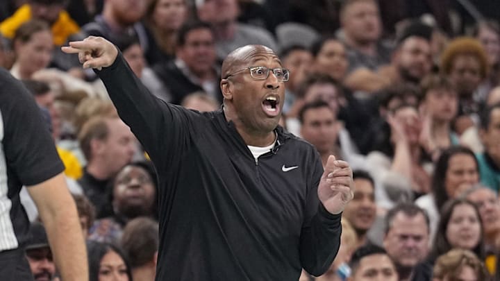 Sacramento Kings head coach Mike Brown signals to players during the second half against the San Antonio Spurs. Mandatory Credit: Scott Wachter-Imagn Images