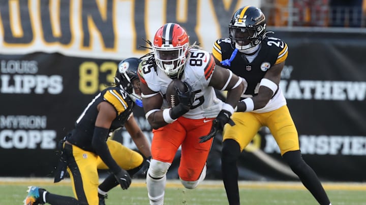 Dec 8, 2024; Pittsburgh, Pennsylvania, USA; Cleveland Browns tight end David Njoku (85) runs after a catch against Pittsburgh Steelers cornerback Joey Porter Jr. (24) during the fourth quarter at Acrisure Stadium. Mandatory Credit: Charles LeClaire-Imagn Images Dec 8, 2024; Pittsburgh, Pennsylvania, USA; Cleveland Browns tight end David Njoku (85) runs after a catch against Pittsburgh Steelers cornerback Joey Porter Jr. (24) during the fourth quarter at Acrisure Stadium. Mandatory Credit: Charles LeClaire-Imagn Images