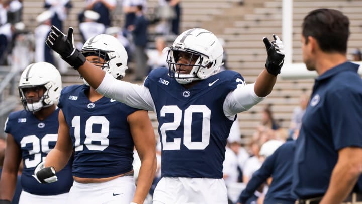 Penn State defensive end Adisa Isaac (20) enters the field with the rest of the defensive unit for Penn State defensive end Adisa Isaac (20) enters the field with the rest of the defensive unit for