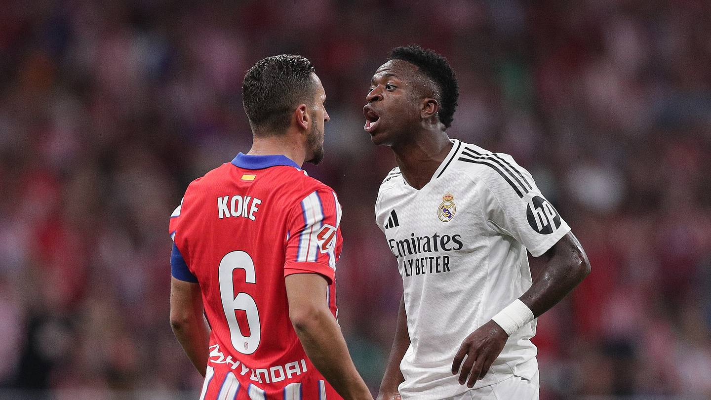 El cruce entre Vinicius Jr. y Koke durante el derbi entre el Real ...