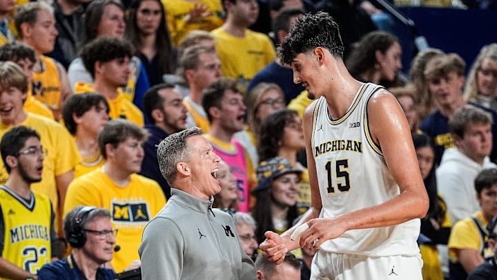 Michigan head coach Dusty May talks to center Aday Mara (15) during the second half against USC at Crisler Center in Ann Arbor on Friday, Jan. 2, 2026.