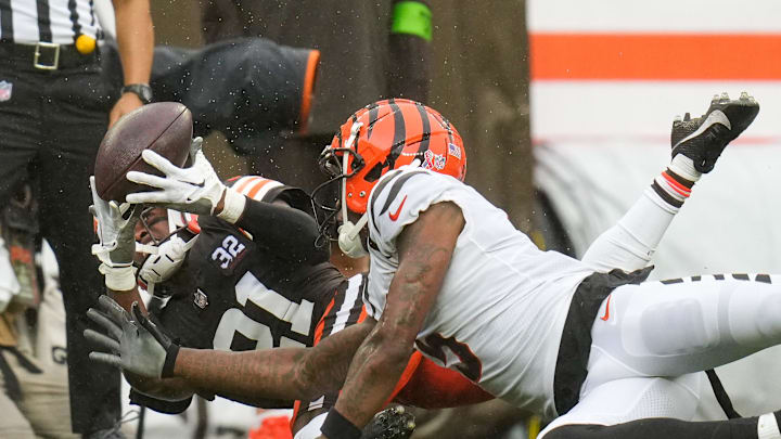 Cleveland Browns cornerback Denzel Ward (21) nearly intercepts a pass intended for Cincinnati
