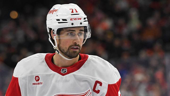 Jan 21, 2025; Philadelphia, Pennsylvania, USA; Detroit Red Wings center Dylan Larkin (71) against the Philadelphia Flyers at Wells Fargo Center. Mandatory Credit: Eric Hartline-Imagn Images Jan 21, 2025; Philadelphia, Pennsylvania, USA; Detroit Red Wings center Dylan Larkin (71) against the Philadelphia Flyers at Wells Fargo Center. Mandatory Credit: Eric Hartline-Imagn Images